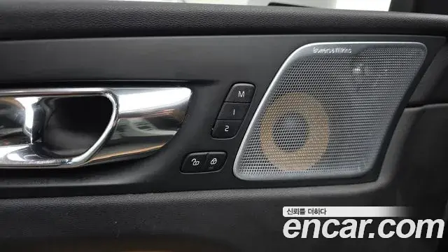Volvo XC60 2018 — ფოტო 33/36