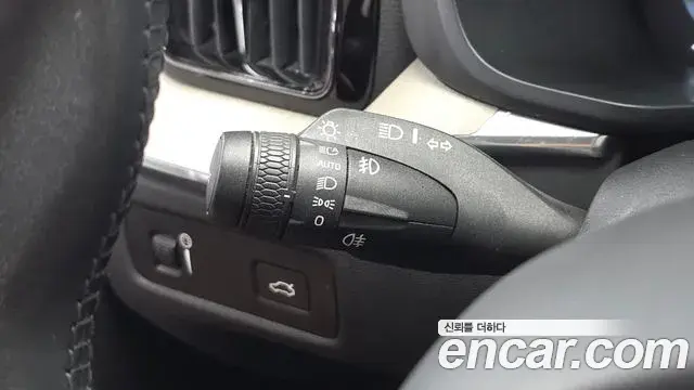 Volvo XC60 2018 — ფოტო 19/36
