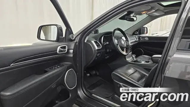 Jeep Grand Cherokee 2021 — Photo 17/32