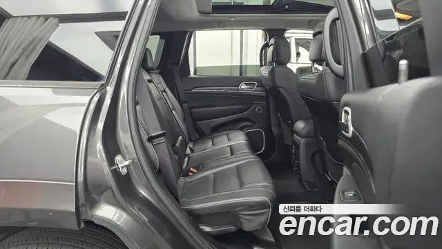 Jeep Grand Cherokee 2021 — Photo 21/32