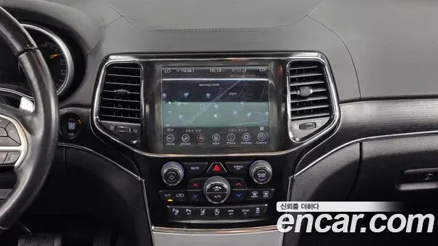 Jeep Grand Cherokee 2021 — Photo 25/32