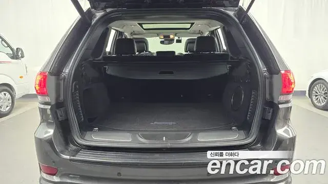 Jeep Grand Cherokee 2021 — Photo 8/32