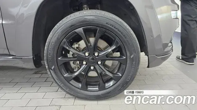 Jeep Grand Cherokee 2021 — Photo 24/32