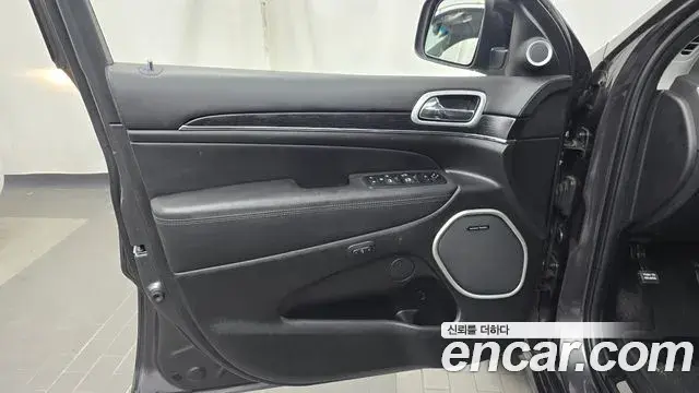 Jeep Grand Cherokee 2021 — Photo 29/32