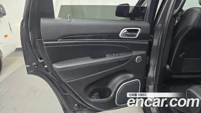 Jeep Grand Cherokee 2021 — Photo 18/32