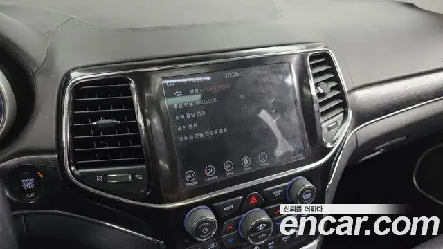 Jeep Grand Cherokee 2021 — Photo 28/32