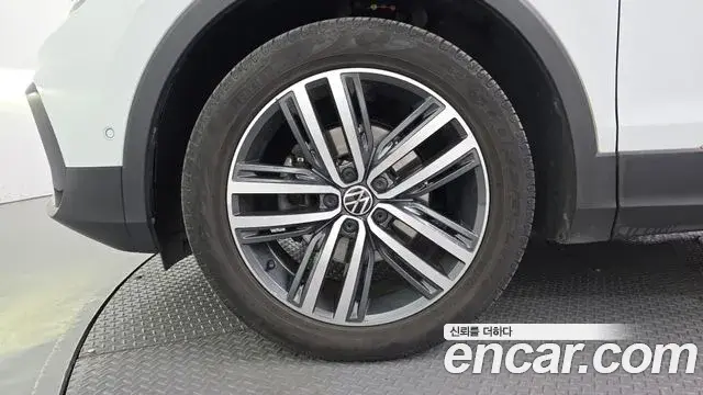 Volkswagen Tiguan 2022 — Photo 17/33