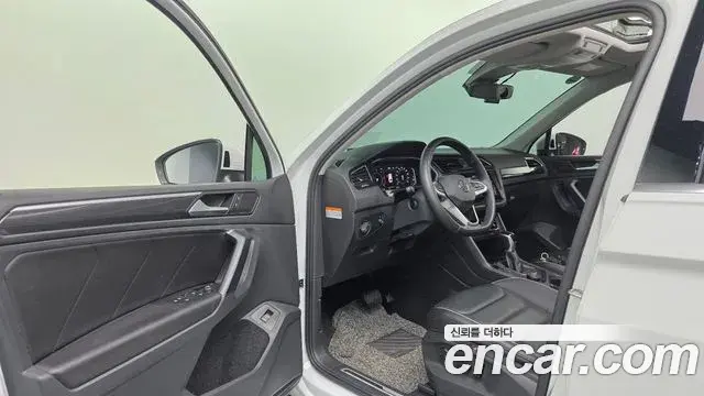 Volkswagen Tiguan 2022 — Photo 28/33