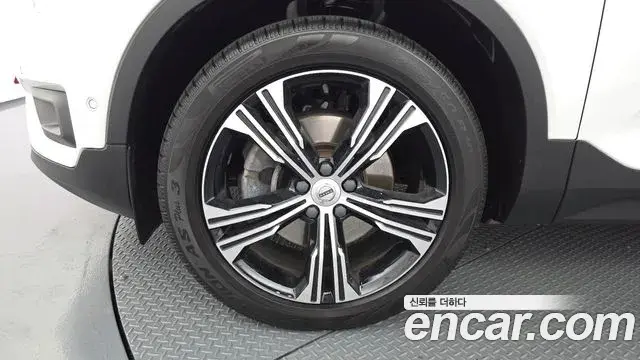 Volvo XC40 2020 — ფოტო 13/34