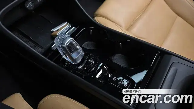 Volvo XC40 2020 — ფოტო 19/34