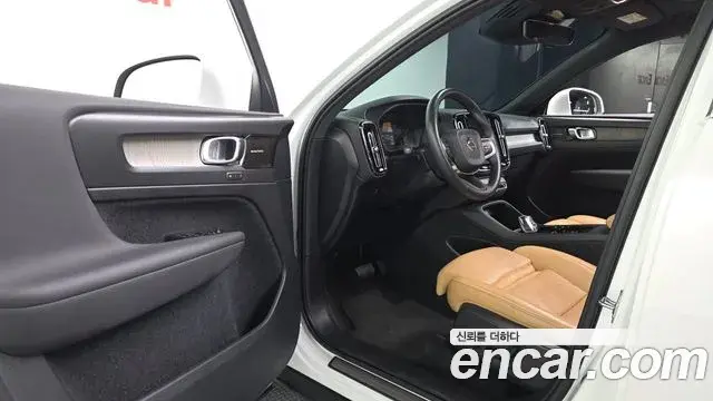 Volvo XC40 2020 — ფოტო 16/34