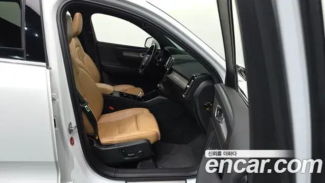 Volvo XC40 2020 — ფოტო 2/34