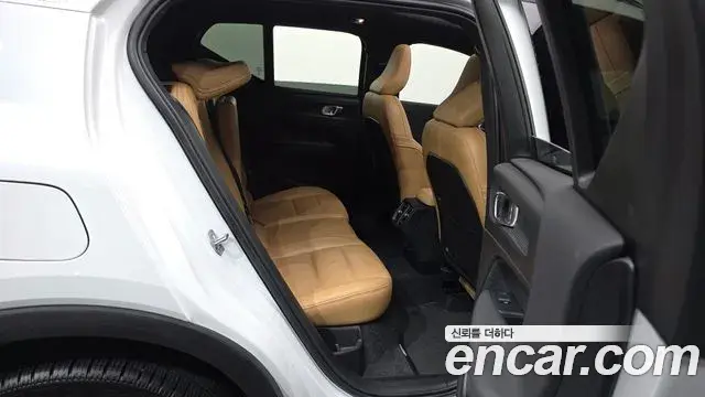 Volvo XC40 2020 — ფოტო 14/34
