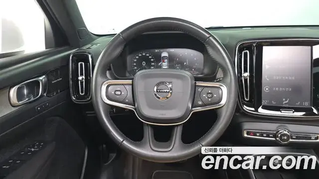 Volvo XC40 2020 — ფოტო 8/34