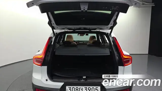 Volvo XC40 2020 — ფოტო 33/34