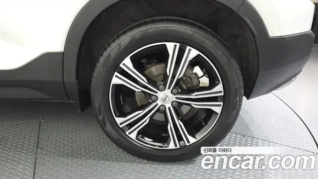 Volvo XC40 2020 — ფოტო 28/34
