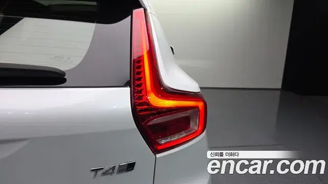 Volvo XC40 2020 — ფოტო 29/34