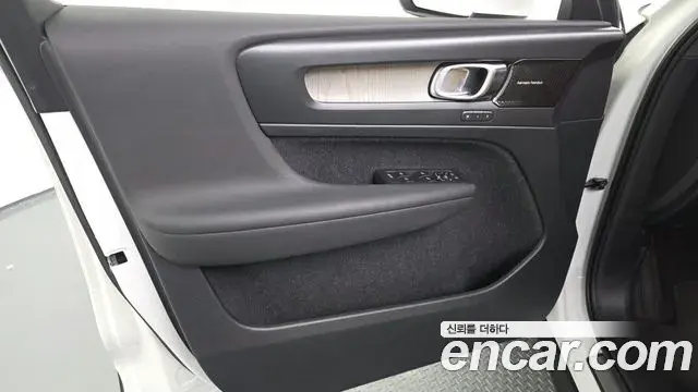 Volvo XC40 2020 — ფოტო 12/34