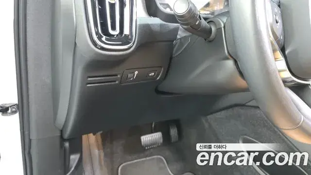 Volvo XC40 2020 — ფოტო 27/34