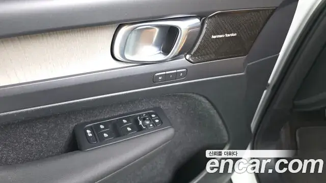 Volvo XC40 2020 — ფოტო 21/34