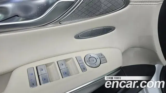 Genesis GV70 2021 — Photo 32/35