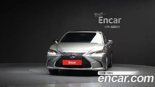 Lexus ES300h 2021 — Photo 14/20
