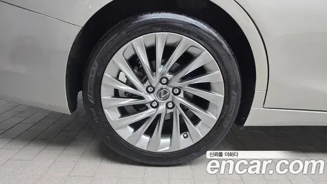 Lexus ES300h 2021 — Photo 15/20