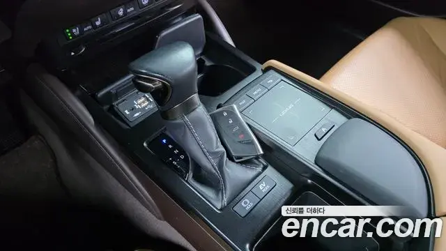 Lexus ES300h 2021 — Photo 6/20
