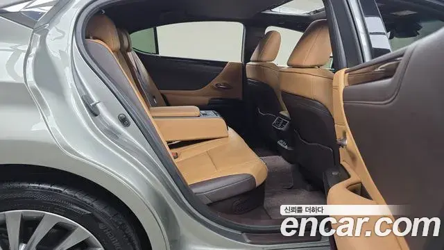 Lexus ES300h 2021 — Photo 7/20