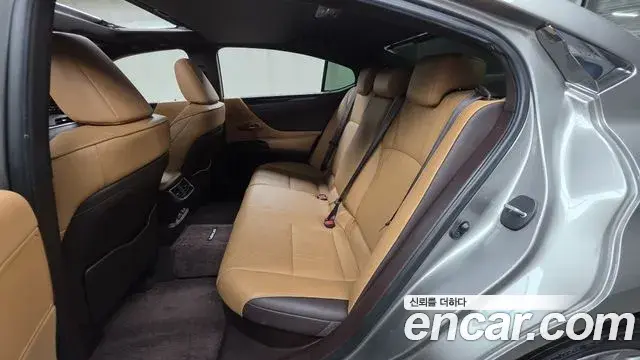 Lexus ES300h 2021 — Photo 1/20