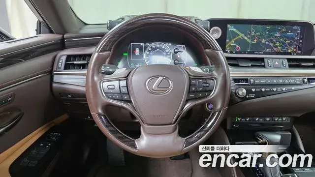 Lexus ES300h 2021 — Photo 8/20