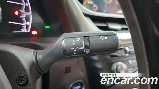 Lexus ES300h 2021 — Photo 11/20