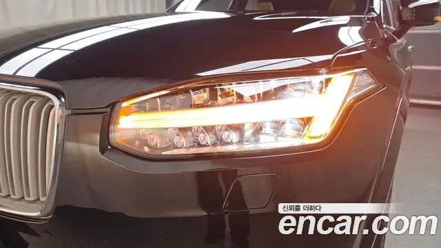 Volvo XC90 2019 — ფოტო 19/32