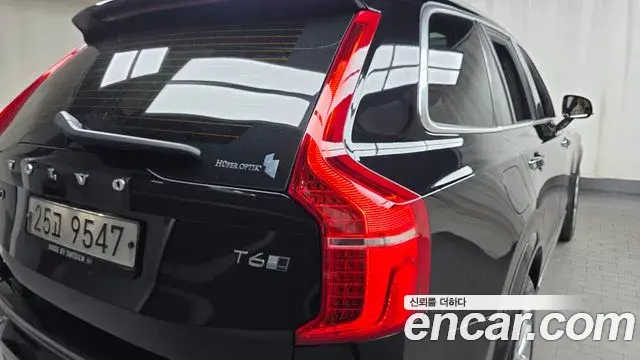 Volvo XC90 2019 — ფოტო 23/32