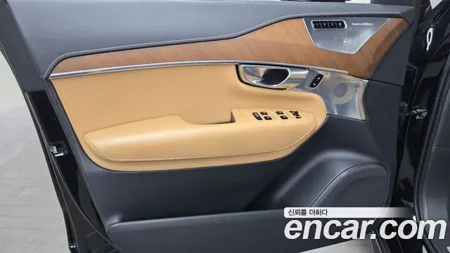 Volvo XC90 2019 — ფოტო 8/32