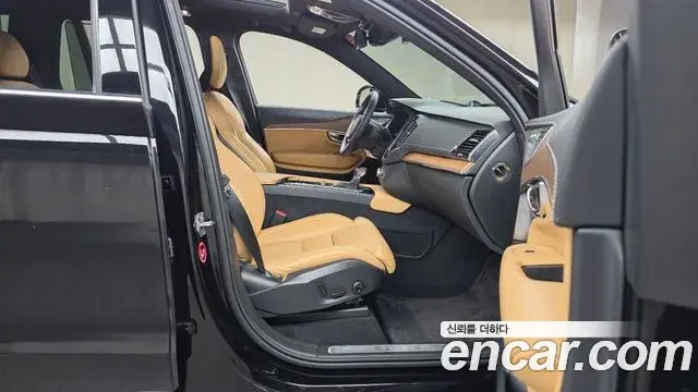 Volvo XC90 2019 — ფოტო 29/32