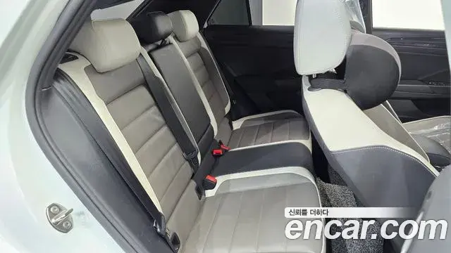 Volkswagen T-Roc 2021 — ფოტო 17/20
