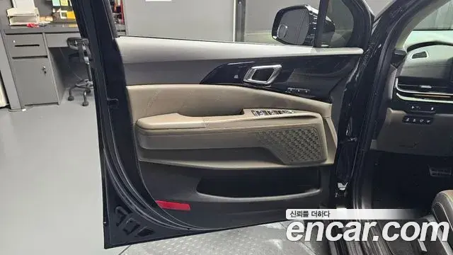 Kia Carnival 2023 — Şəkil 17/36