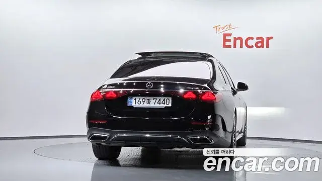 Mercedes-Benz E-Class 2024 — ფოტო 24/32