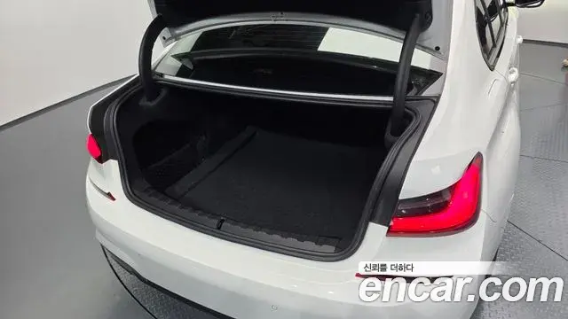 BMW 3 Series 2021 — ფოტო 8/32