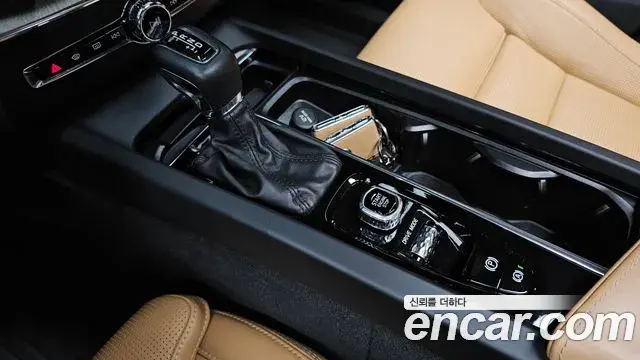 Volvo XC60 2019 — Photo 9/30