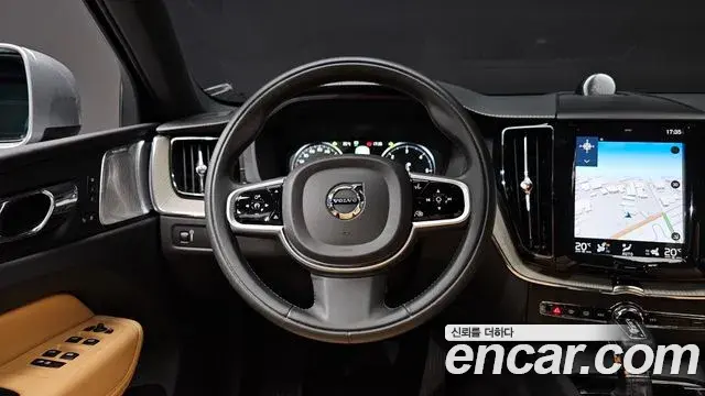 Volvo XC60 2019 — Photo 28/30