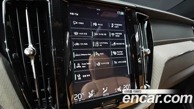 Volvo XC60 2019 — Photo 24/30