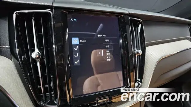 Volvo XC60 2019 — Photo 6/30