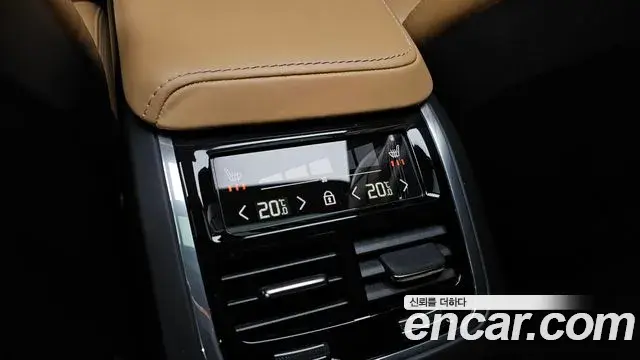 Volvo XC60 2019 — Photo 12/30