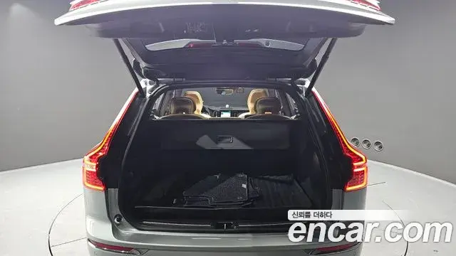 Volvo XC60 2019 — Photo 16/30