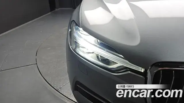 Volvo XC60 2019 — Photo 13/30