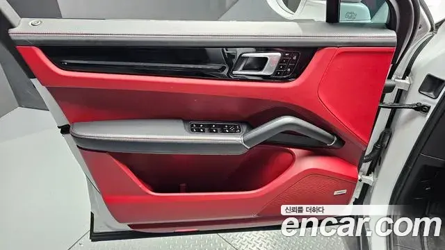 Porsche Cayenne 2020 — ფოტო 18/36