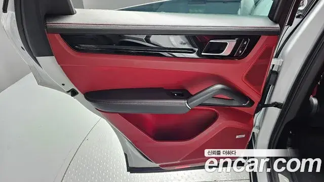 Porsche Cayenne 2020 — ფოტო 14/36
