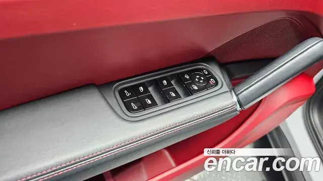 Porsche Cayenne 2020 — ფოტო 13/36